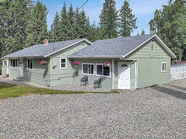 Two Detached Homes On A Private 1 acre Property