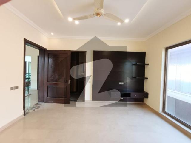 Two kanal beautiful house available for rent in dha phase 2