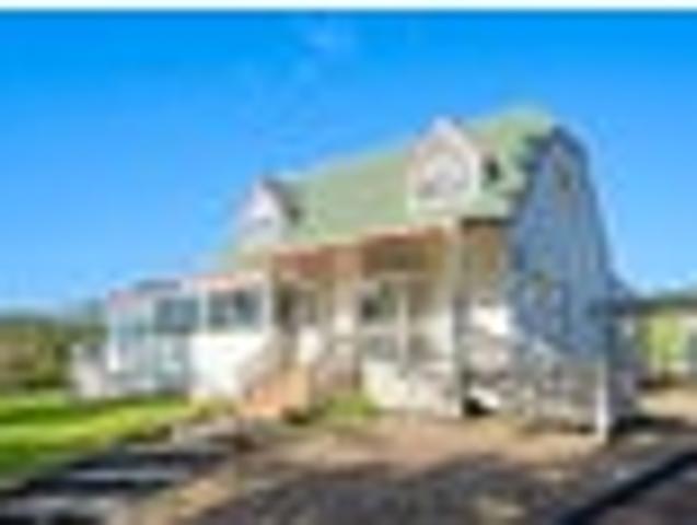 Two homes, one hectare in Stillwater