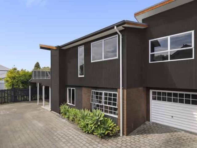 Two Level Home with Harbour Views & Relaxed Lifestyle