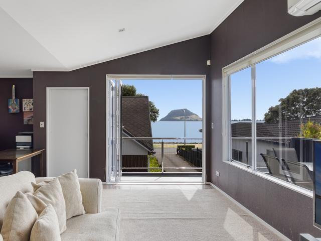 Two Level Home with Harbour Views & Relaxed Lifestyle