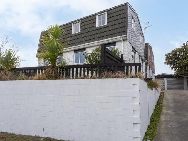 Two Storey New Brighton Home Close to Beach & Golf Course – LOG BURNER