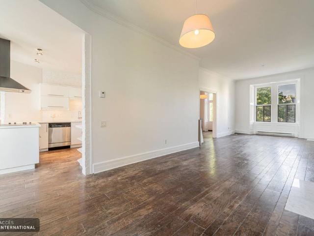 Two story apartment for rent on Le Plateau Mont Royal with three bedrooms, a convenient and well equipped kitchen and a refined bathroom