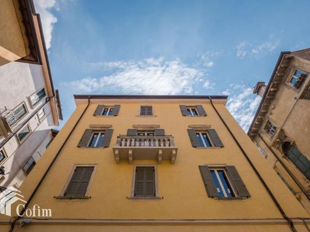 Two rooms Apartment RENOVATED FURNISHED FOR RENT ERBE SQUARE AREA Verona Centro Storico