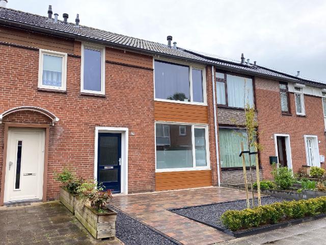 Twee ruime kamers met wasbak in rustig huis