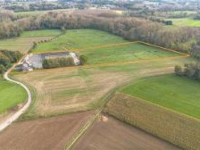 Twee vergunde woningen met paardenfokkerij bestaande uit sta