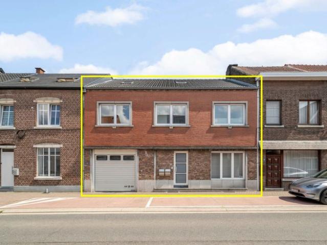 Tweewoonst bestaande uit twee appartementen met 3 carports