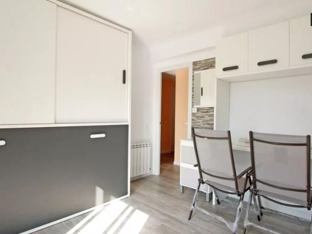 Twin Beds in Rooms for rent in newly renovated 4 bedroom apartment in La Verneda