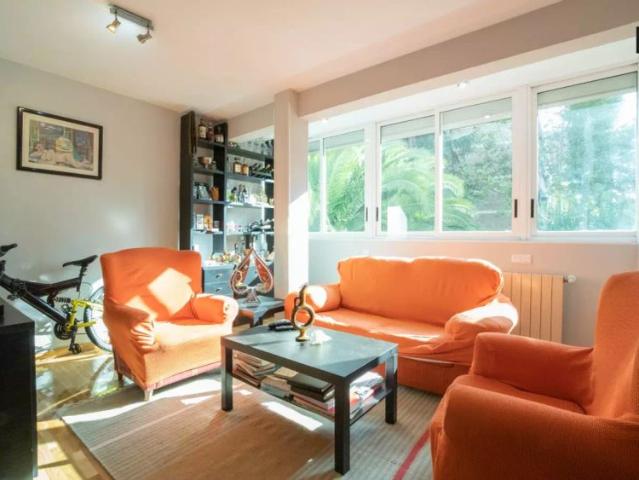 Twin Beds in Rooms for rent in sunny 3 bedroom apartment in Aluche