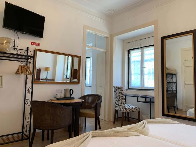 Twin ensuite room in Estrela, Lisbon