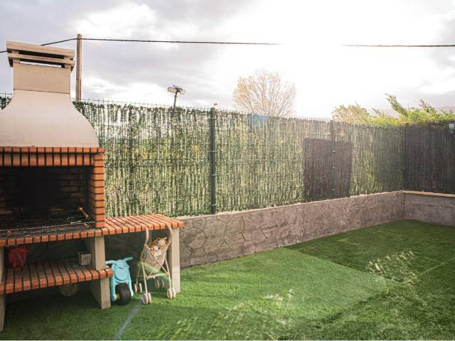 TU VERANO EMPIEZA AQUÍ: CHALET CON JARDÍN Y BARBACOA A 15 MINUTOS DE VITORIA