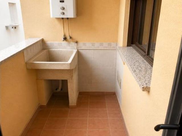 Tu Buena Casa te presenta este amplio piso en Puerto de Mazarrón, una excelente oportunidad para ref