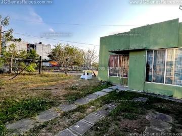 Tu casa con más espacio exterior. Ubicada cerca de centros comerciales. ¡Llama!