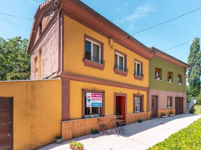 Acogedora casa de dos plantas con patio privado en el corazón de Bimenes