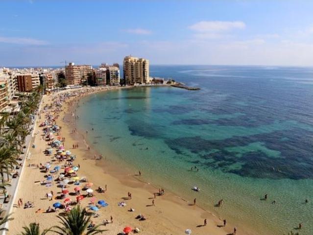 ¡TU HOGAR JUNTO AL MAR EN LA ZONA MÁS EXCLUSIVA DE TORREVIEJA!