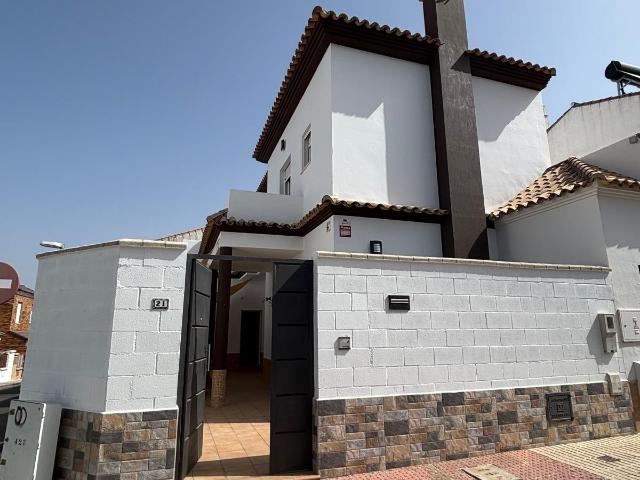 ¡Tu nuevo hogar en Cantillana te espera! Casa adosada en venta!