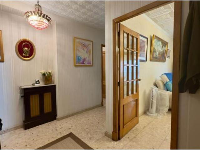 ¡Tu nuevo hogar en este encantador piso en un edificio con carácter del año 1975 y 4 habitaciones!