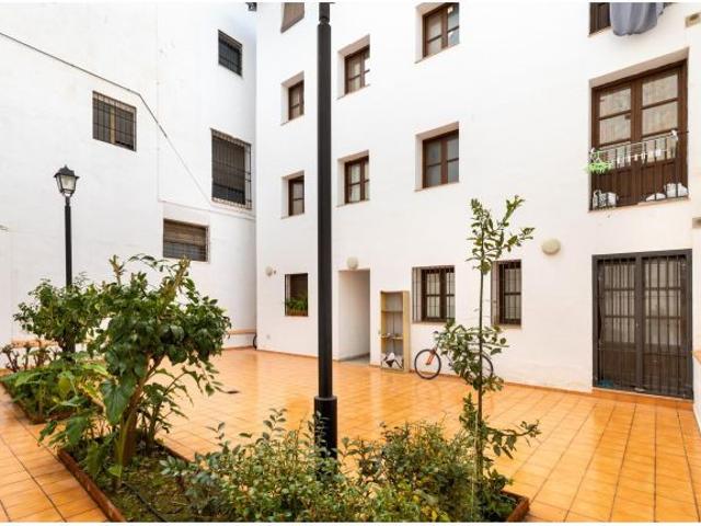 ¡Tu nuevo hogar en Granada! Apartamento con balcón y ascensor