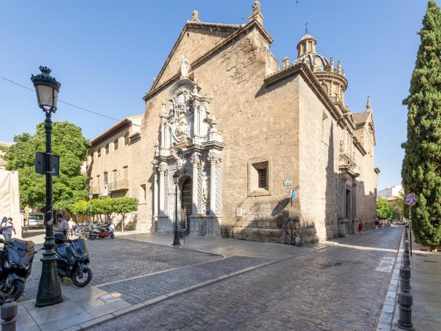 ¡Tu nuevo hogar en Granada! Apartamento con balcón y ascensor