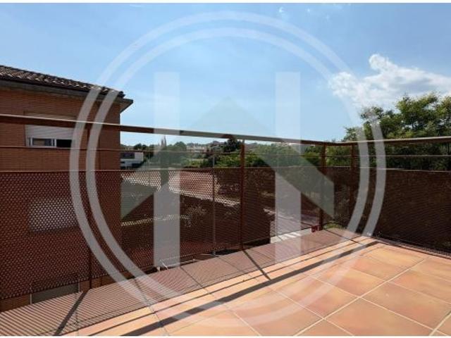 TU NUEVO HOGAR EN SANT CELONI: COMODIDAD, ESPACIO Y TODO LO QUE NECESITAS