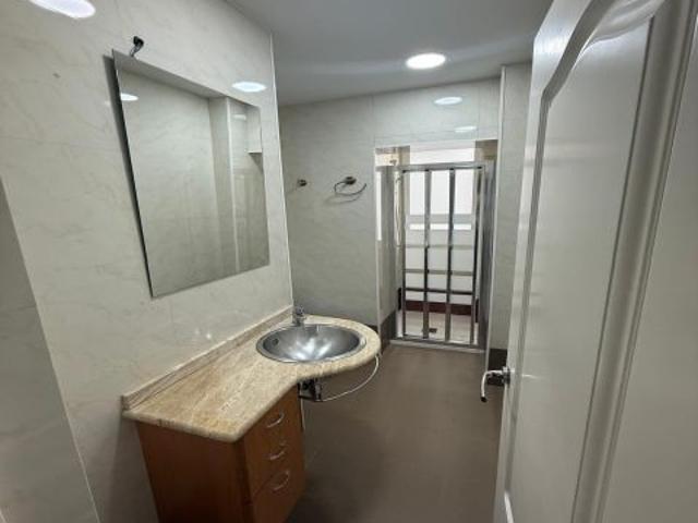 ¡Tu oasis con terraza y espacios amplios en Barcelona! Planta baja con terraza