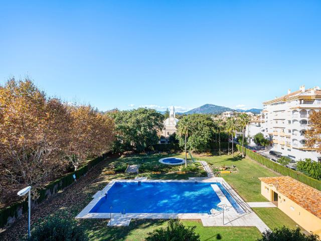 ¡Tu oasis de 3 habitaciones en el centro de San Pedro! 151 m², 2 terrazas con vistas al mar, piscina y todo a pie !