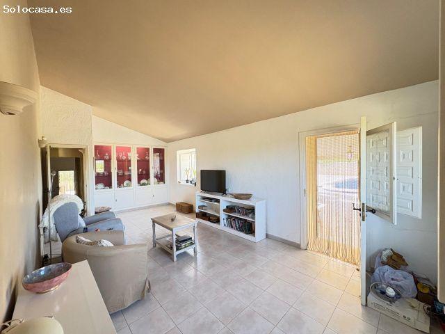 Tu oasis mediterráneo en Algorfa: Impresionante chalet con piscina, gran finca privada y cerca del m