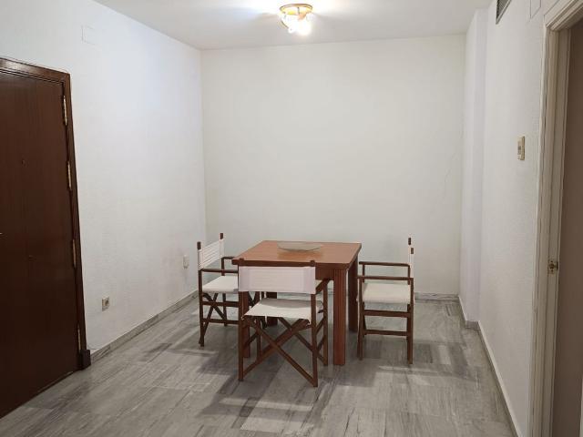 Tu oasis premium en el corazón de Sevilla: Exclusividad de 1 dormitorio con garaje y confort absoluto