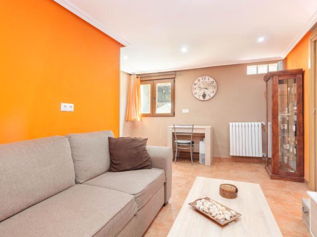 ¡Tu oasis rural te espera en Paxumal, Langreo! Dos casas, vistas espectaculares y una finca de 1500m²
