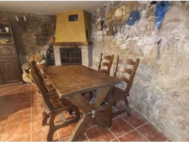 Tu refugio ideal en el Valle de Caderechas: Casa con bodega y finca rústica por solo €65,000