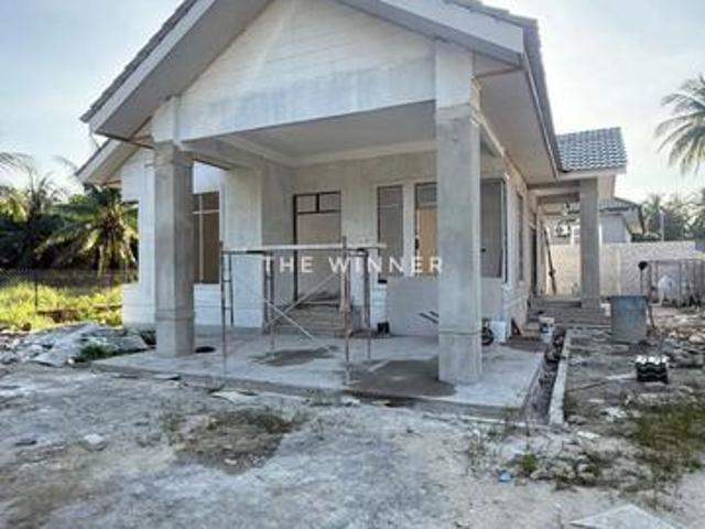 Tumpat banglo tepi jln utama di kg periuk chabang 4 utk dijual