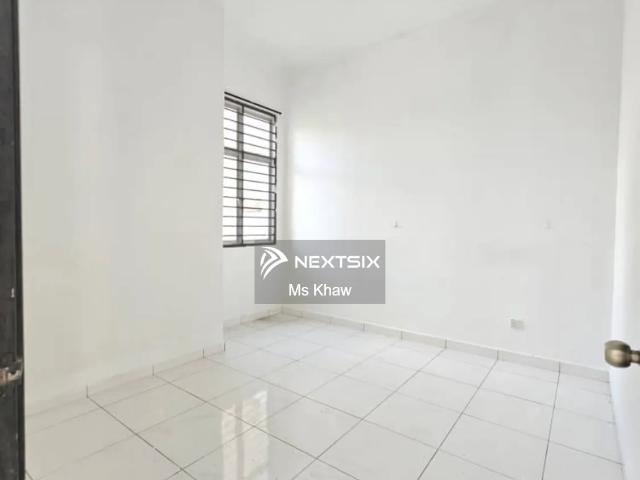 Tun Aminah 皇后Flat楼组屋️ Ground Floor底楼单位＋2个停车位 不用爬楼梯，出入更方便 这样的单位真的不多见哦【2房1厕】484sqft 成熟生活圈 无论首购族、小家庭或投资收租都很适合 Asking Price RM250K Nego