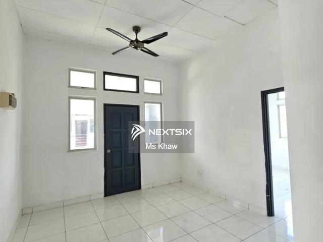 Tun Aminah 皇后Flat楼组屋️ Ground Floor底楼单位＋2个停车位 不用爬楼梯，出入更方便 这样的单位真的不多见哦【2房1厕】484sqft 成熟生活圈 无论首购族、小家庭或投资收租都很适合 Asking Price RM250K Nego