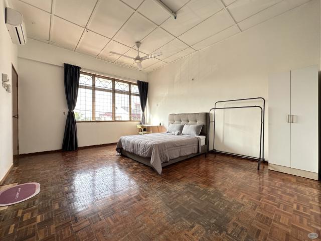 Tun Aminah Super Big Master Room with Private Bathroom for Rent