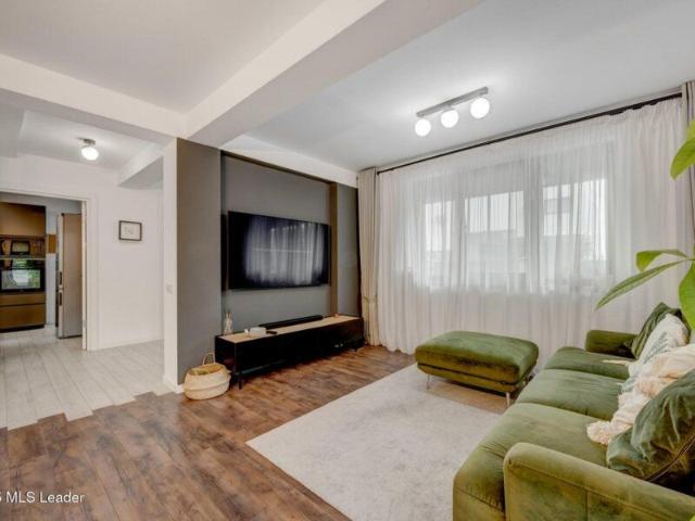 Tunari Casa moderna 4 camere, 141m, living generos, curte verde