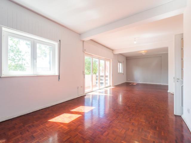 TUDO À MÃO! T5 convertido em T4 com excelente potencial de valorização com 3 casas de banho. Grandes áreas! Muito soalheiro e luminoso. Varanda na Sala. Facilidade de estacionamento. Autocarros a poucos metros. Excelentes acessos