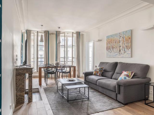 TUILERIES Rue Saint Honoré Appartement meublé et climatisé a