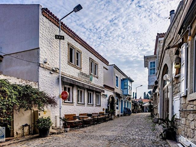 Turyap'tan Alaçatı Çarşı'da Satılık Otel +Konut+Dükkan