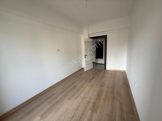 Turyaptan İzsiz Towersda Giriş Kat Havuz Cephe 2+1 Kiralık Daire