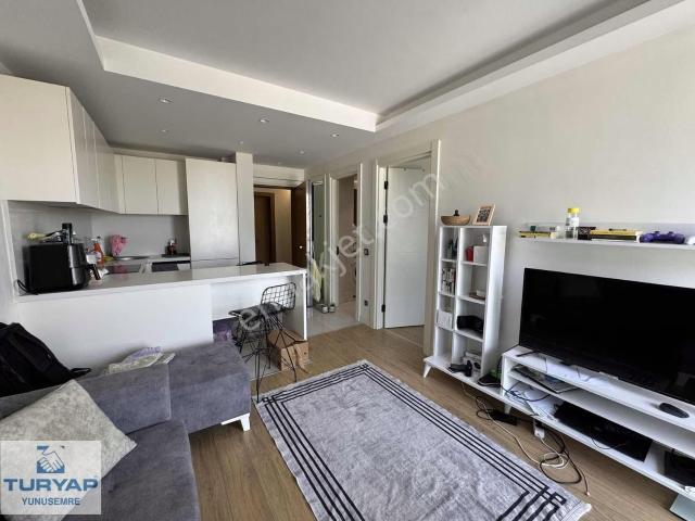 Turyap'tan Manisa Meydan'da Kiralık Eşyalı Havuz Cepheli 1+1