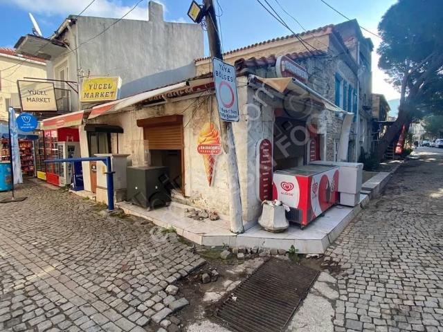 Turyap'tan Yeni Foça'da Satılık Cadde Üzeri Köşe İşyeri