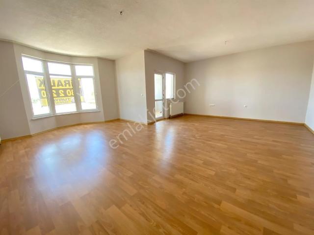 Turyap 7.bölge'de Ulaşım/okul/s.pazarı Yanı Güney 4+1 Daire