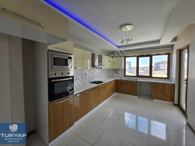 Turyap Metropol'den Çiftlik Caddesinde Satılık 4+1 Lüks Daire