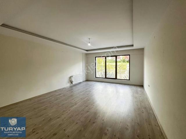 Turyap Metropol'den Tecde Cad. 4+1 site İçinde Kiralık Daire