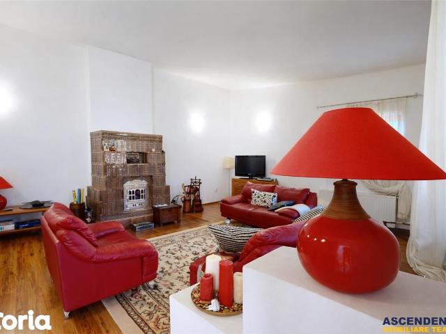 Tur live! Casa cu arhitectura traditionala, curte spatioasa, foisor, Ruca