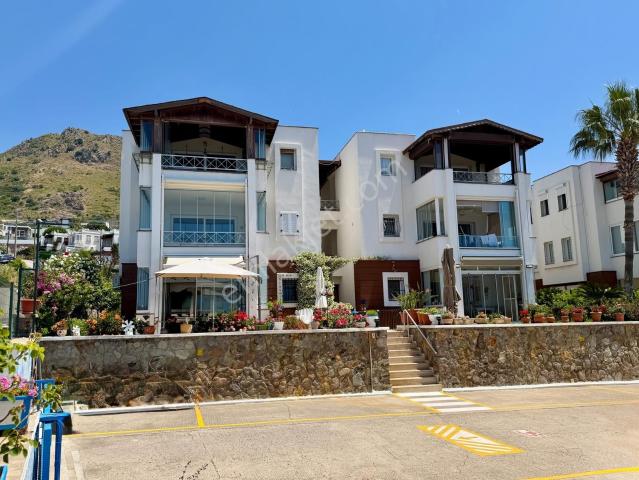 Turgutreis Yalı'da Denize Sıfır Havuzlu Harika Manzaralı Daire