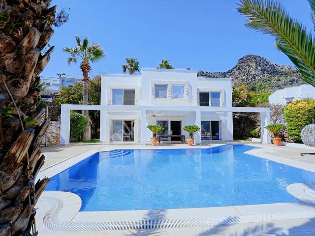 Türkbükü'nde Satılık Deniz Manzaralı Özel Havuzlu Villa