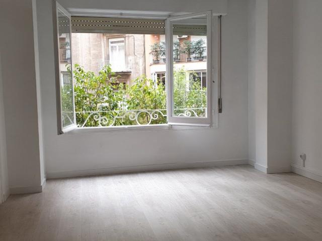 Turó Park Piso totalmente reformado, tres habitaciones, ascensor, calefacción