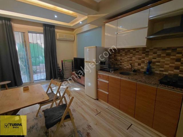 Turpa Buca'dan Satılık 1+1 Bahçe Katı Eşyalı Merkezi Konumda