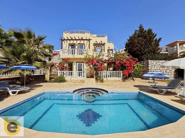 Turquoise Sitesi'nde Göl Manzaralı Özel Havuzlu 4+1 Villa